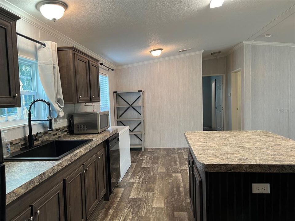 Active With Contract: $279,900 (3 beds, 2 baths, 1152 Square Feet)