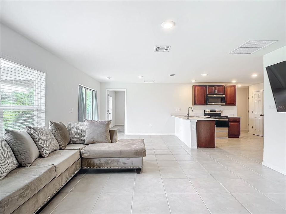 For Sale: $289,900 (3 beds, 2 baths, 1367 Square Feet)