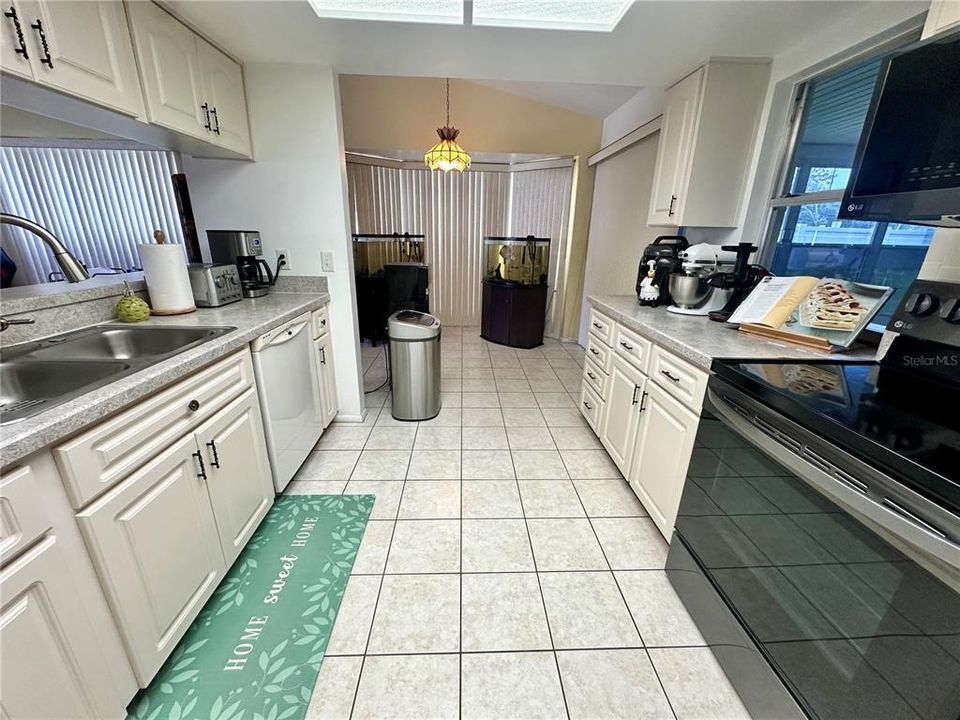 For Sale: $289,500 (2 beds, 2 baths, 1828 Square Feet)