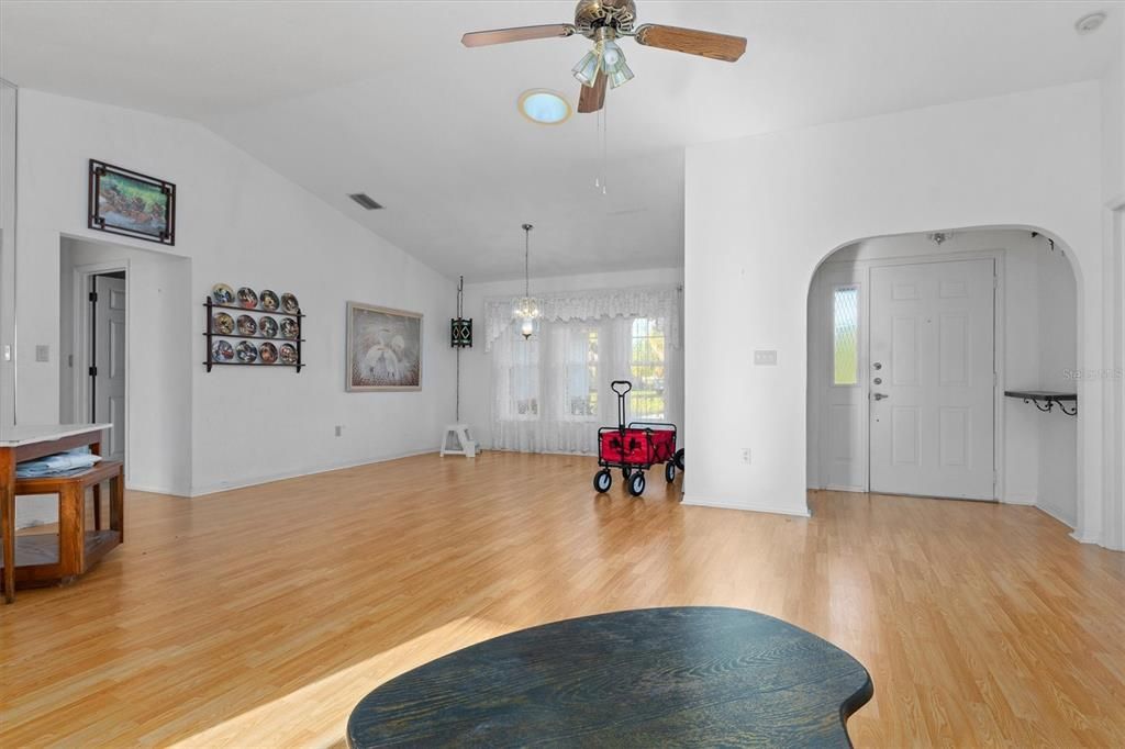 Active With Contract: $284,400 (3 beds, 2 baths, 1594 Square Feet)