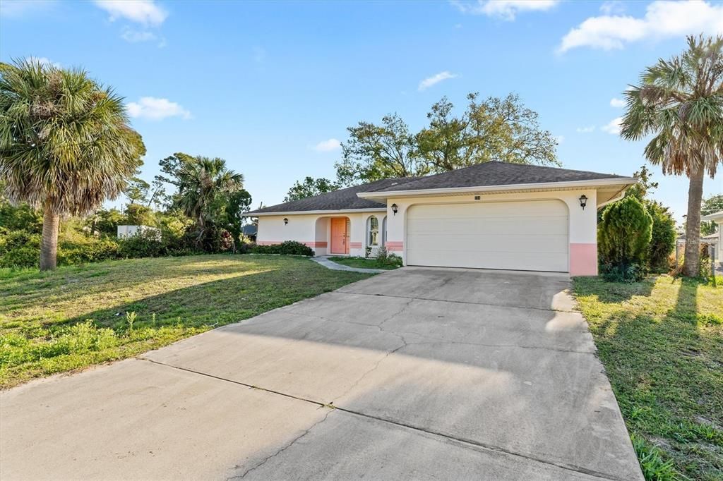 Active With Contract: $284,400 (3 beds, 2 baths, 1594 Square Feet)