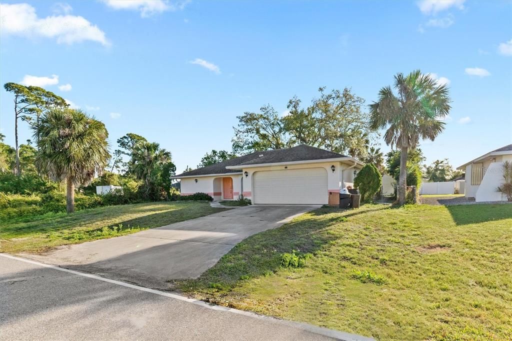 Active With Contract: $284,400 (3 beds, 2 baths, 1594 Square Feet)