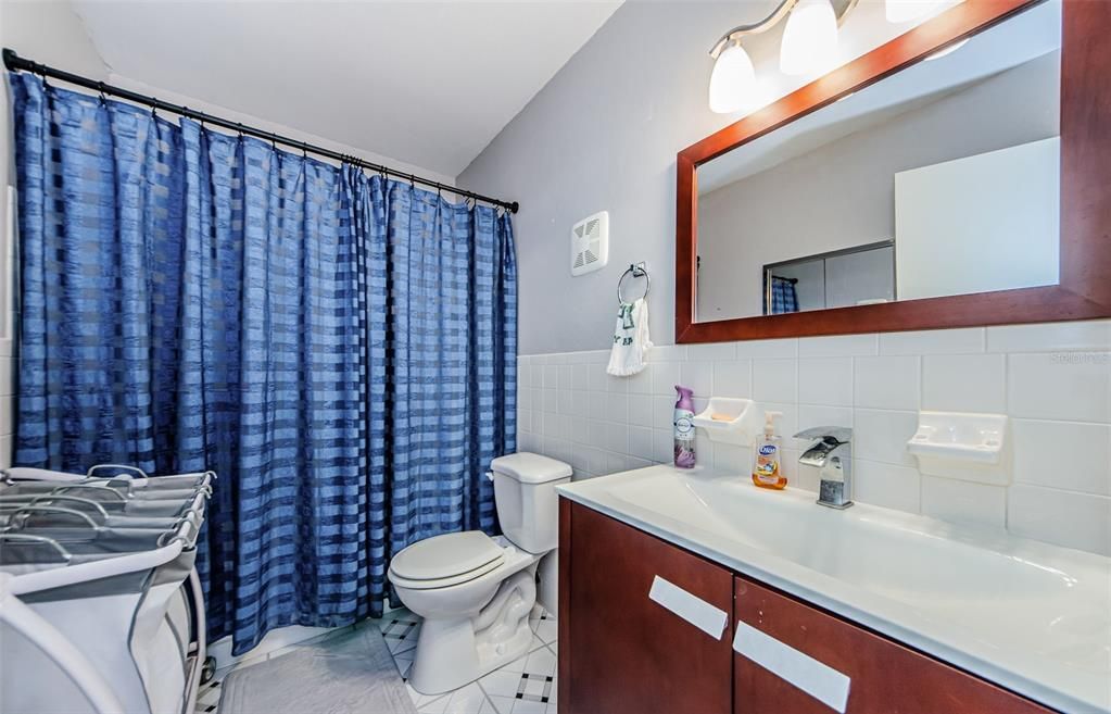 Active With Contract: $1,800 (2 beds, 2 baths, 1370 Square Feet)