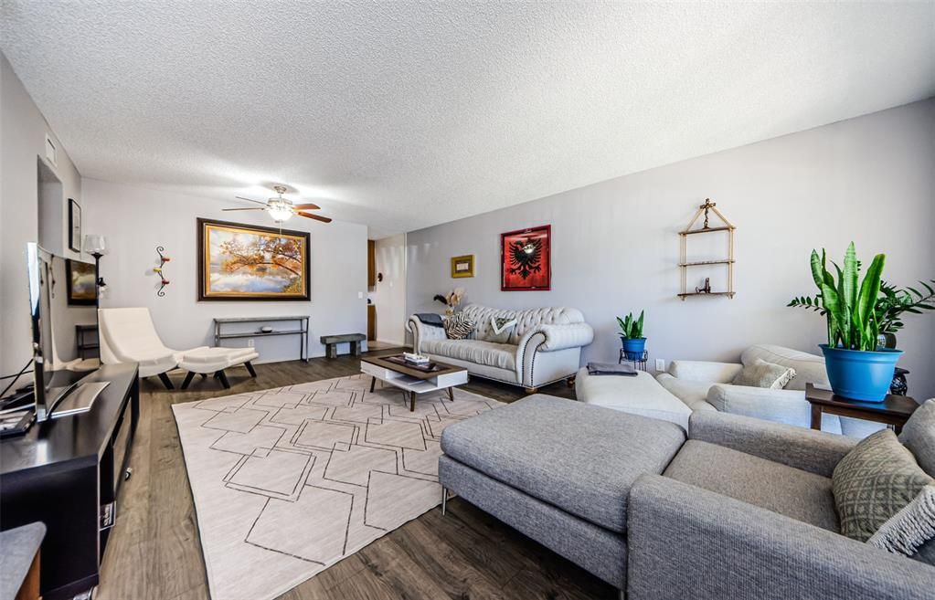 Active With Contract: $1,800 (2 beds, 2 baths, 1370 Square Feet)