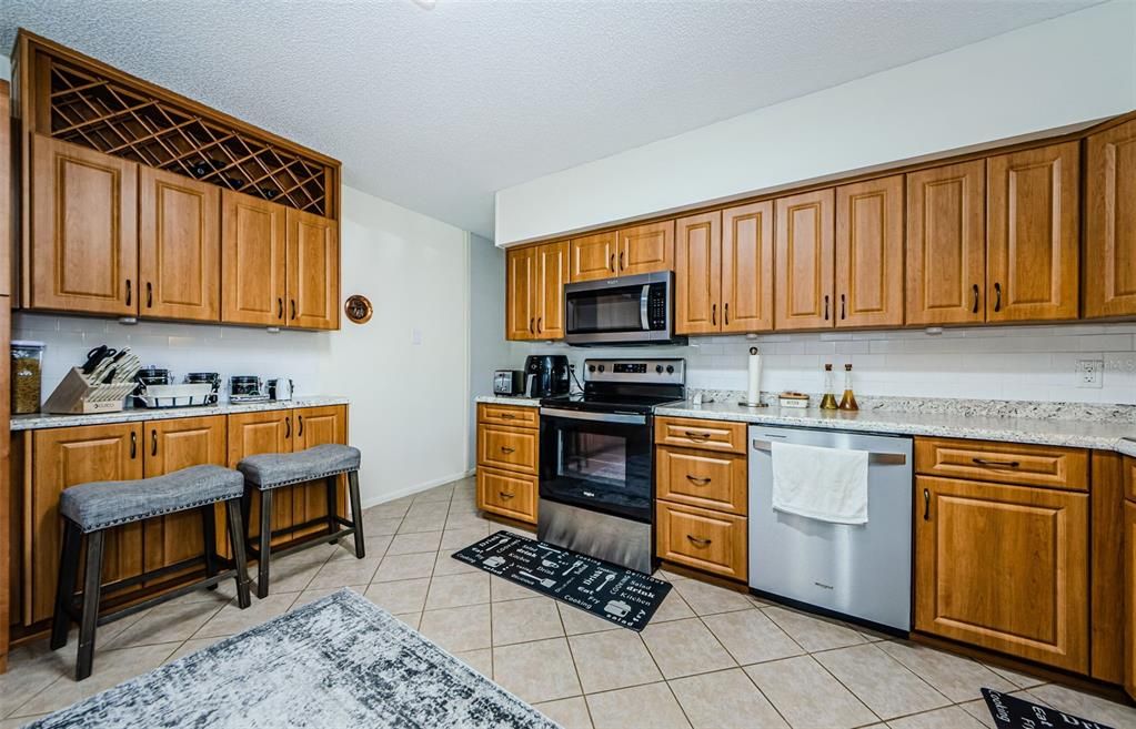 Active With Contract: $1,800 (2 beds, 2 baths, 1370 Square Feet)