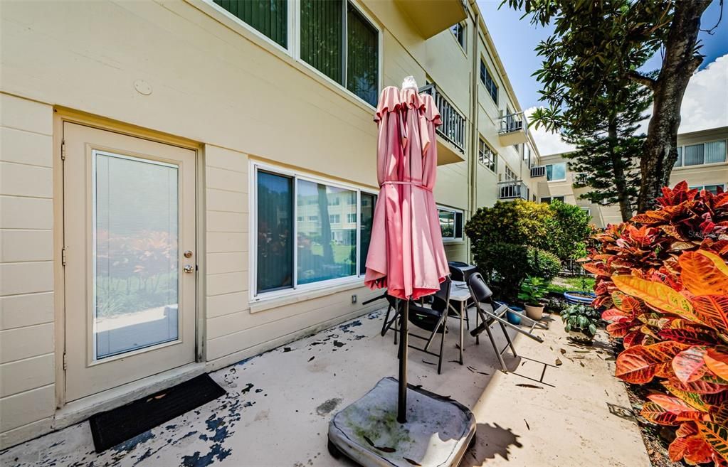 Active With Contract: $1,800 (2 beds, 2 baths, 1370 Square Feet)