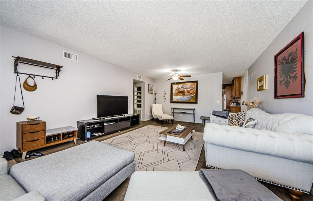 Active With Contract: $1,800 (2 beds, 2 baths, 1370 Square Feet)