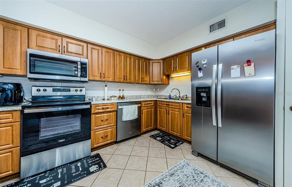 Active With Contract: $1,800 (2 beds, 2 baths, 1370 Square Feet)