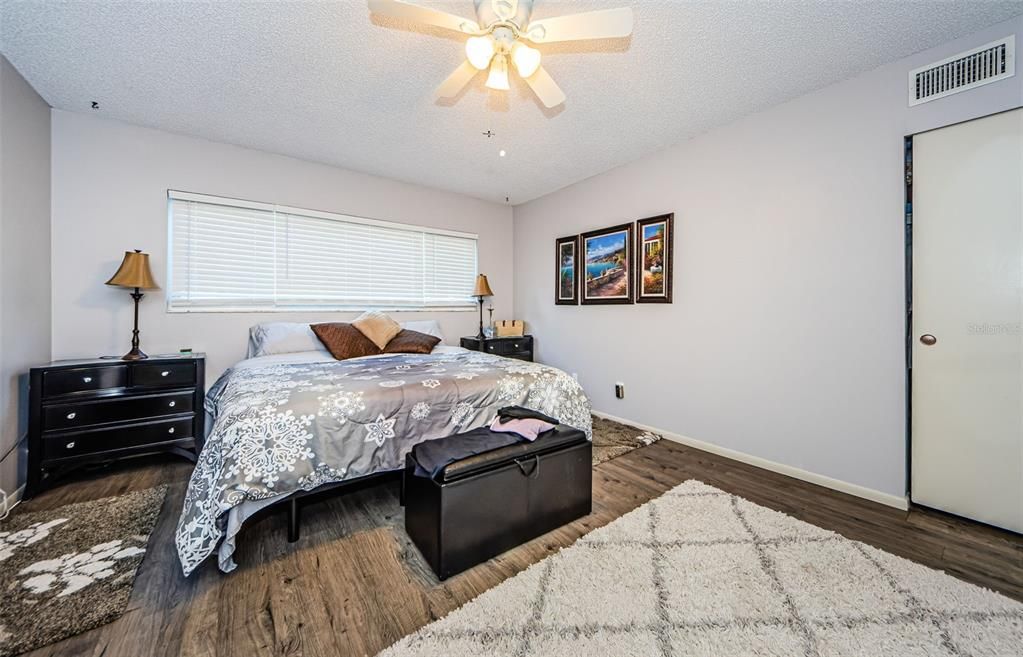 Active With Contract: $1,800 (2 beds, 2 baths, 1370 Square Feet)