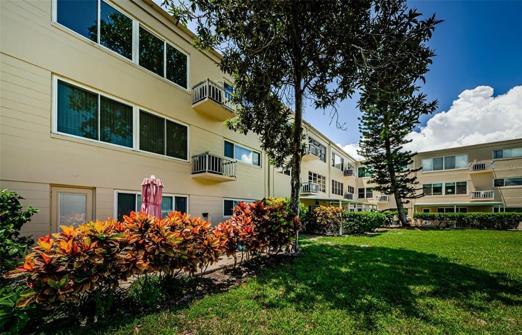 Active With Contract: $1,800 (2 beds, 2 baths, 1370 Square Feet)