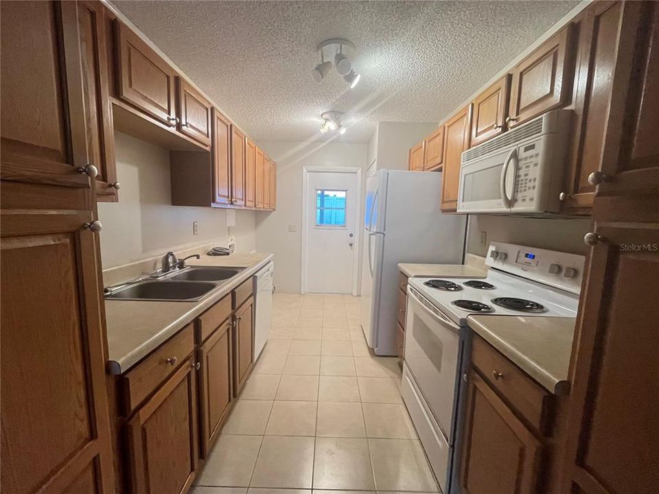 For Sale: $150,000 (3 beds, 2 baths, 1073 Square Feet)