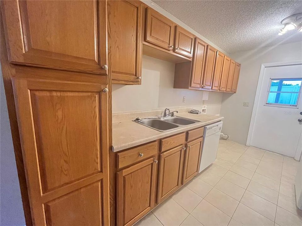 For Sale: $150,000 (3 beds, 2 baths, 1073 Square Feet)