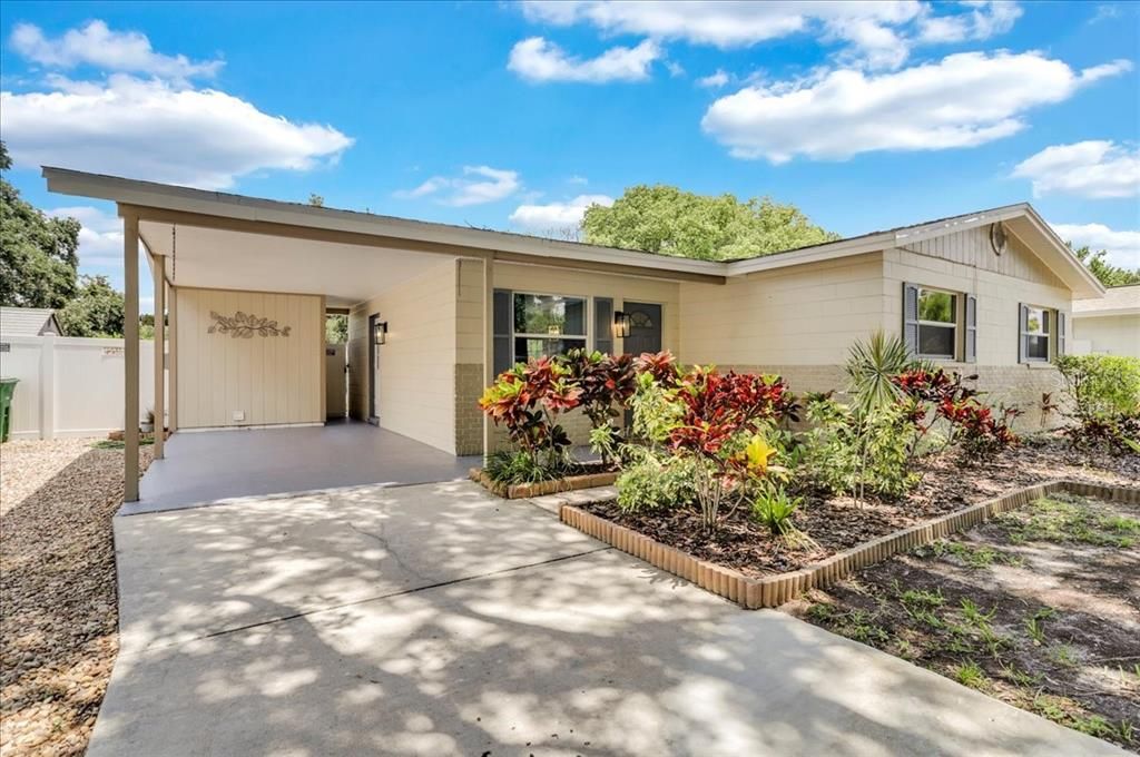 Active With Contract: $399,900 (3 beds, 2 baths, 1102 Square Feet)