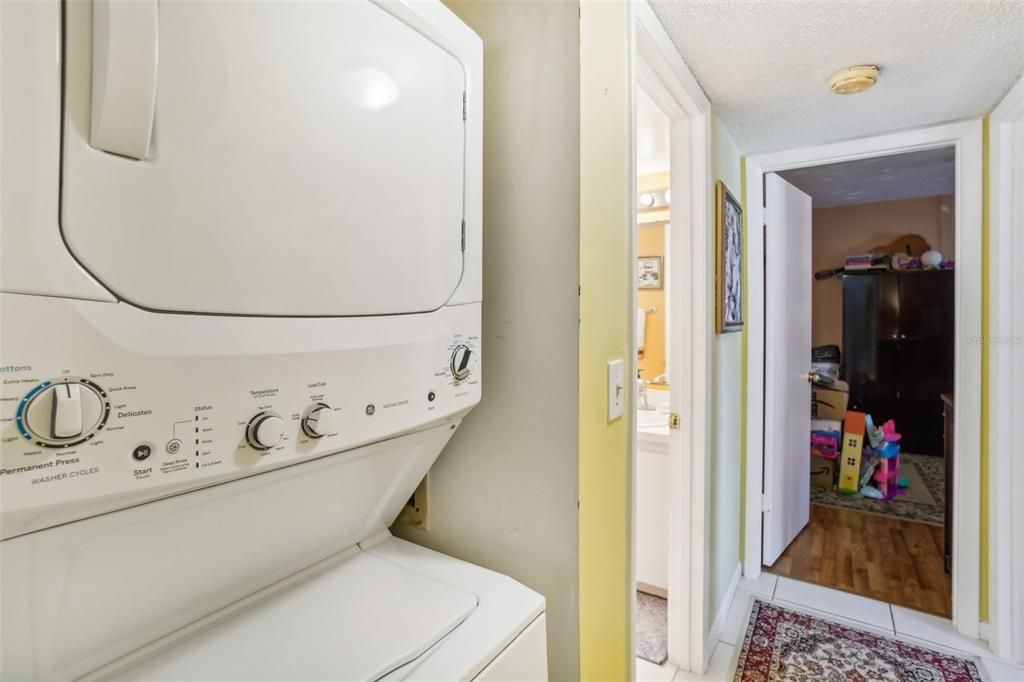 For Sale: $185,000 (2 beds, 2 baths, 979 Square Feet)