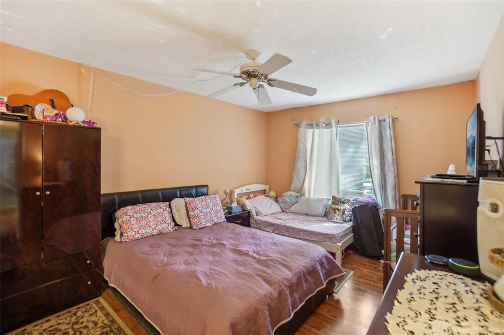 For Sale: $185,000 (2 beds, 2 baths, 979 Square Feet)