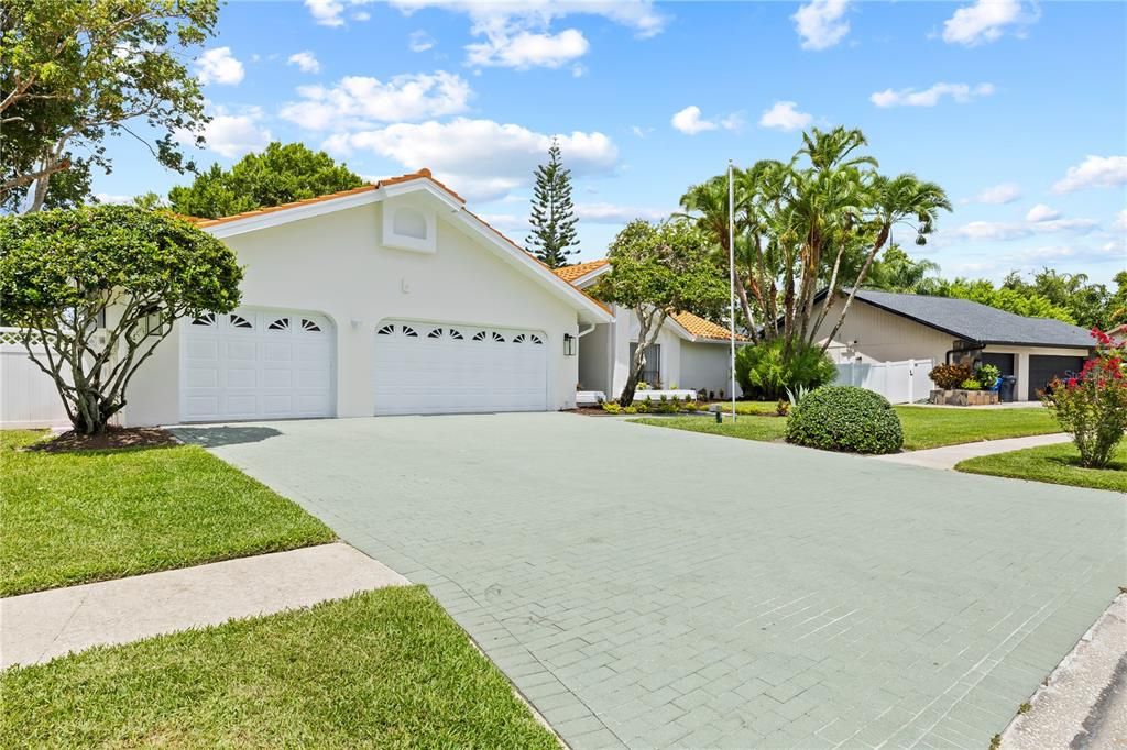 Active With Contract: $898,000 (4 beds, 2 baths, 2564 Square Feet)