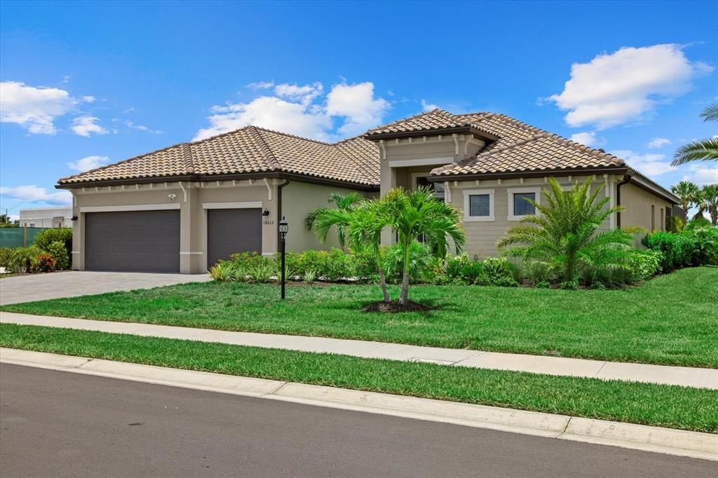 Active With Contract: $1,100,000 (3 beds, 3 baths, 2647 Square Feet)