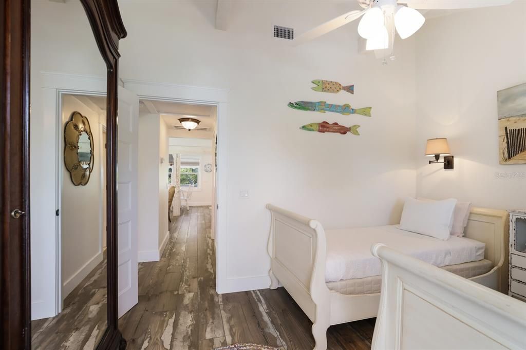 For Sale: $1,195,000 (2 beds, 2 baths, 968 Square Feet)