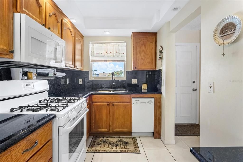 Active With Contract: $199,000 (1 beds, 1 baths, 1060 Square Feet)