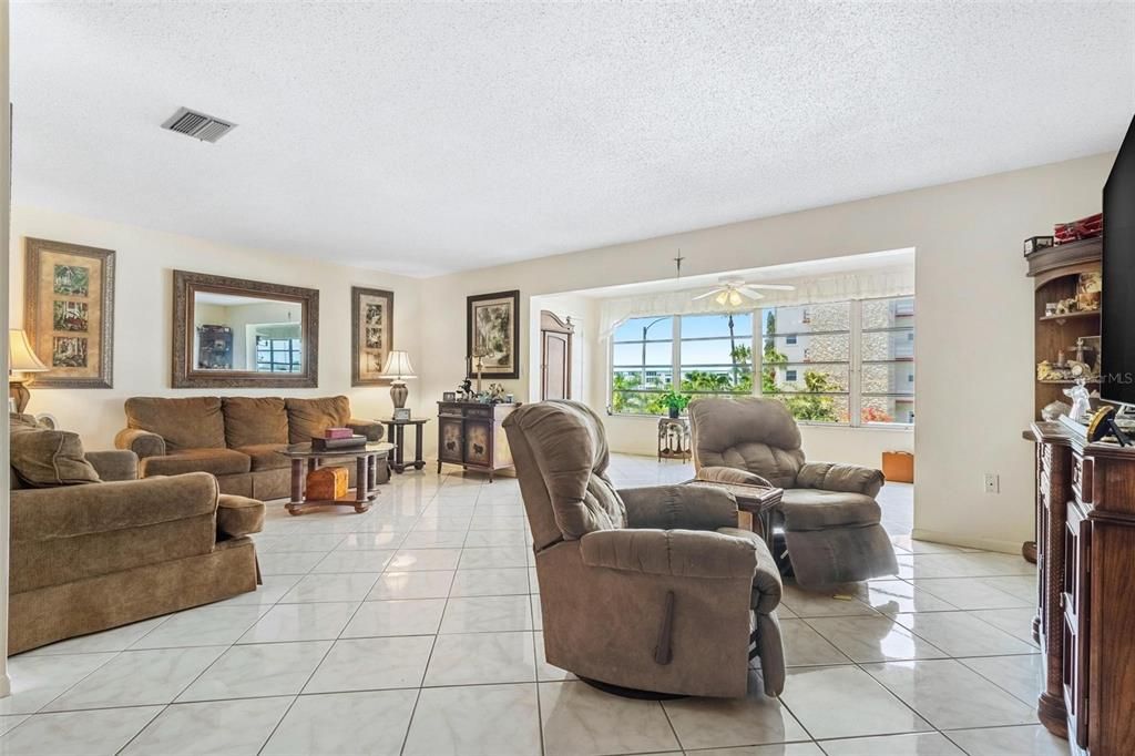 Active With Contract: $199,000 (1 beds, 1 baths, 1060 Square Feet)