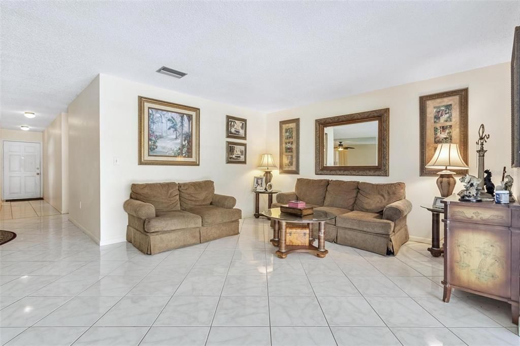 Active With Contract: $199,000 (1 beds, 1 baths, 1060 Square Feet)