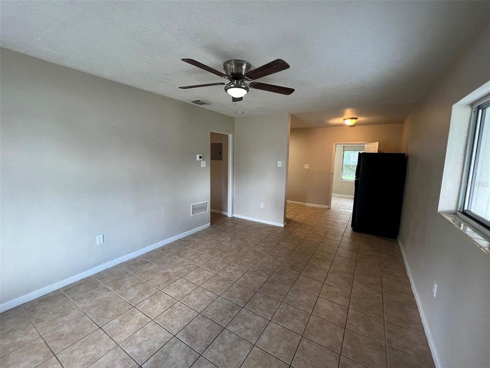 For Sale: $274,900 (3 beds, 1 baths, 1039 Square Feet)