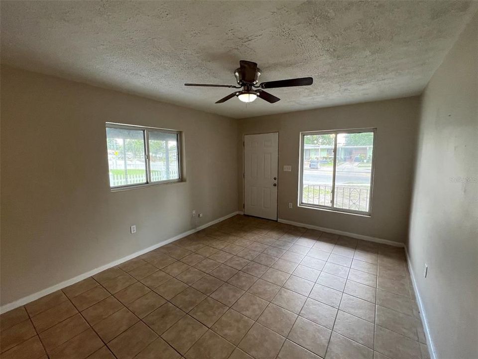 For Sale: $267,500 (3 beds, 1 baths, 1039 Square Feet)