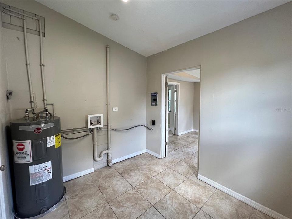 For Sale: $267,500 (3 beds, 1 baths, 1039 Square Feet)