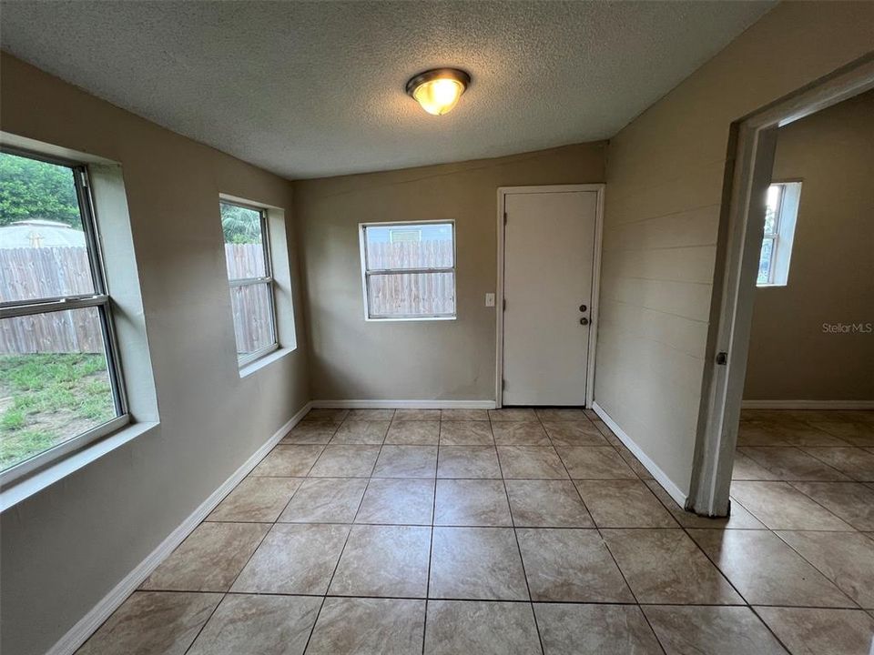 For Sale: $267,500 (3 beds, 1 baths, 1039 Square Feet)