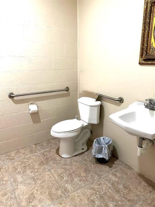 Suite B, Two of thesebathrooms