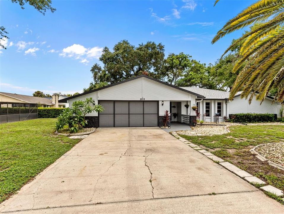 Active With Contract: $229,999 (2 beds, 2 baths, 1980 Square Feet)