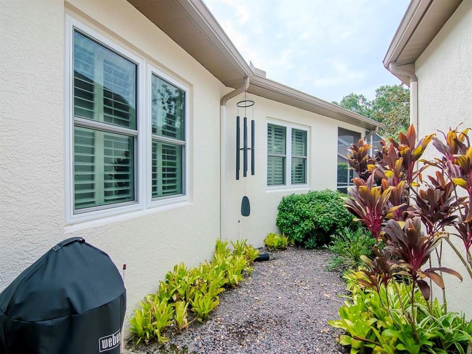 Active With Contract: $400,000 (3 beds, 2 baths, 1580 Square Feet)