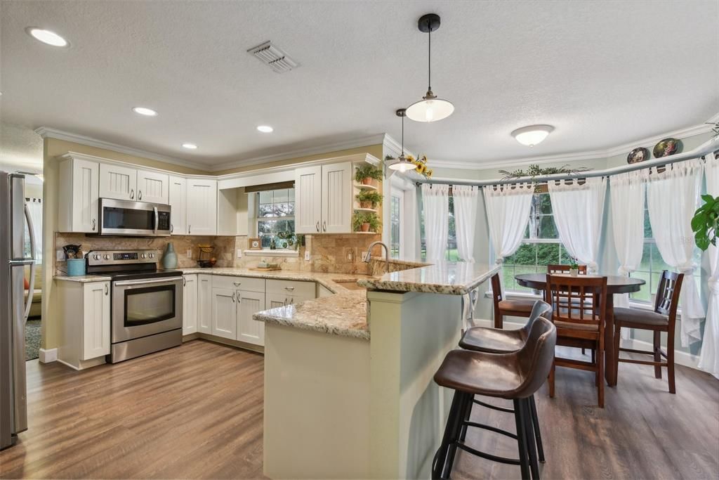 Kitchen w/ eat in breakfast area and door to side poor