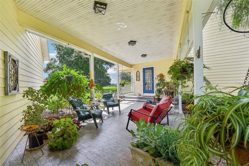 Breezeway connecting house to garage/apt