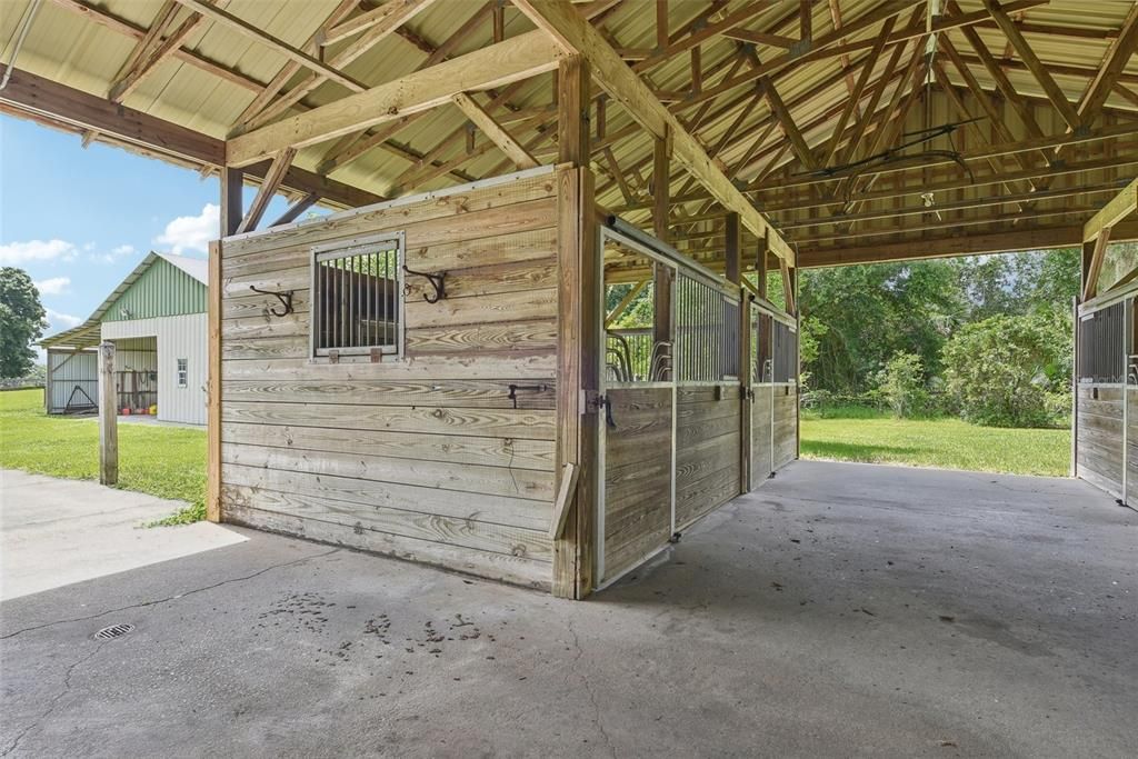 Convertible foaling stall