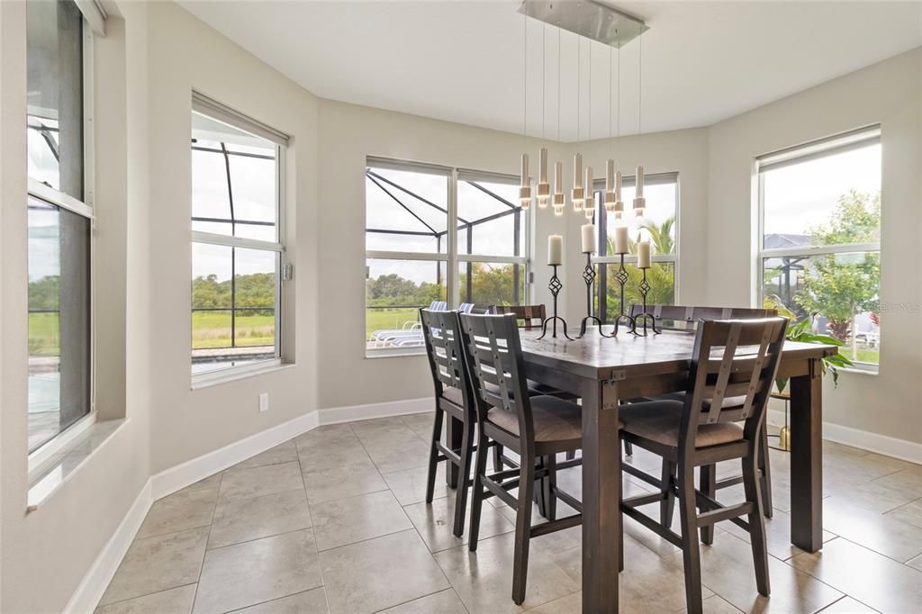 Bay Window dining area-Dining with a View!