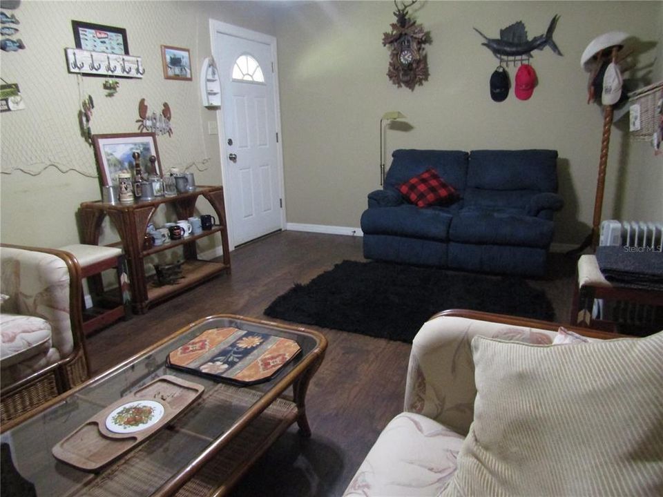 For Sale: $230,000 (2 beds, 1 baths, 768 Square Feet)