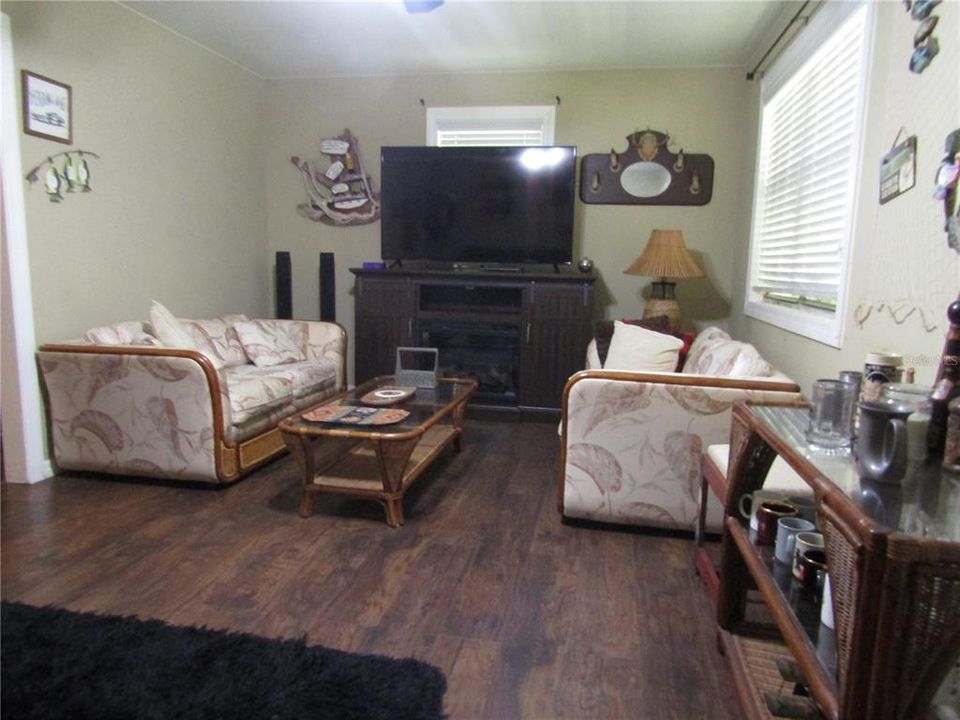 For Sale: $230,000 (2 beds, 1 baths, 768 Square Feet)