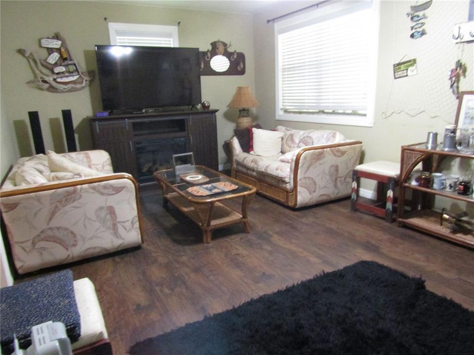 For Sale: $230,000 (2 beds, 1 baths, 768 Square Feet)