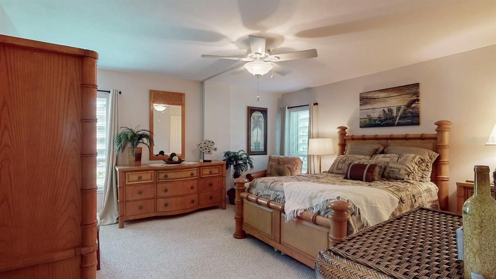 LARGE GUEST BEDROOM