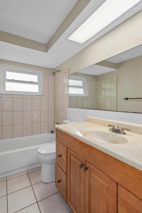 Guest bath with tub/shower