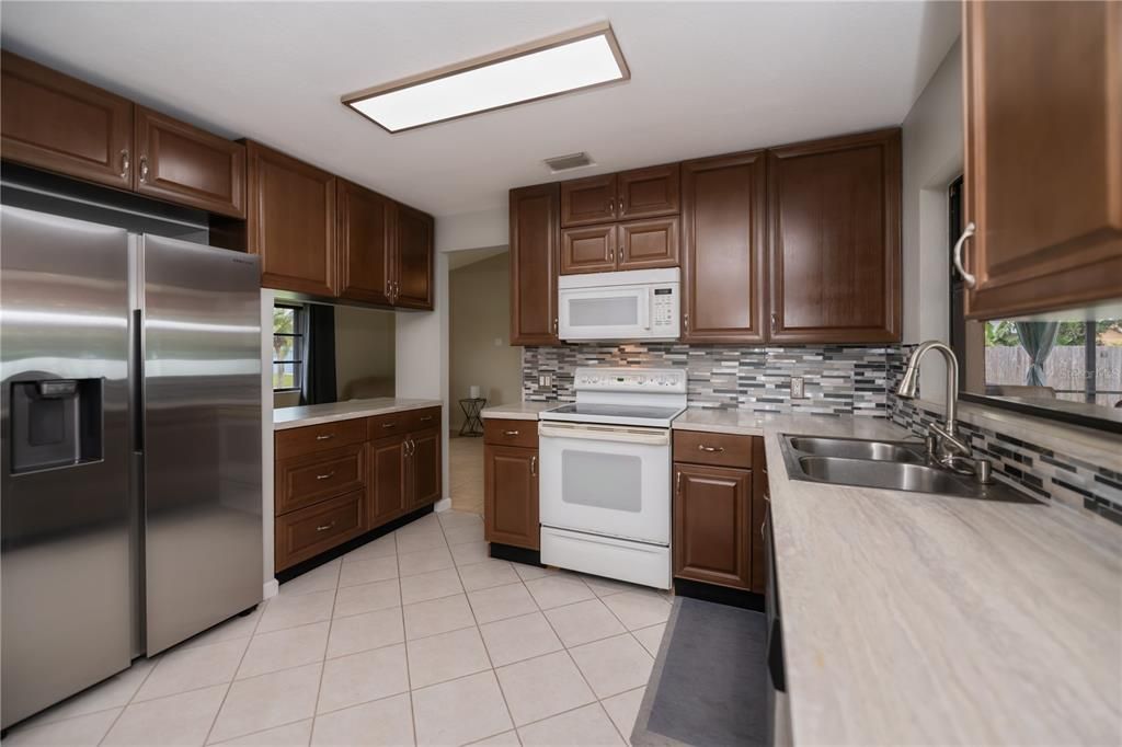 For Sale: $335,000 (2 beds, 2 baths, 1348 Square Feet)