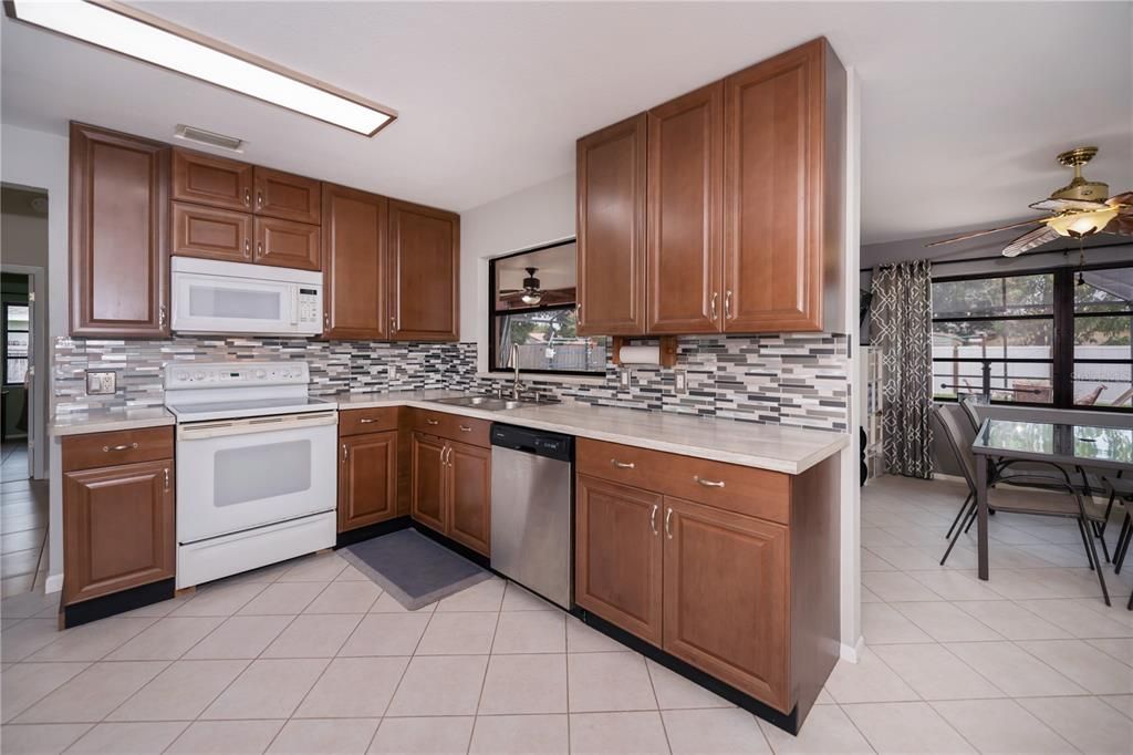 For Sale: $335,000 (2 beds, 2 baths, 1348 Square Feet)