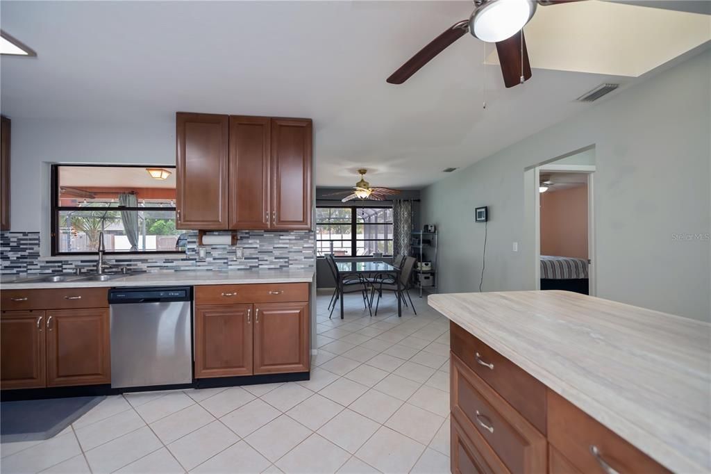 For Sale: $335,000 (2 beds, 2 baths, 1348 Square Feet)