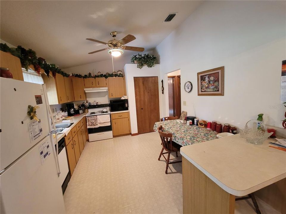 For Sale: $325,000 (3 beds, 2 baths, 1588 Square Feet)