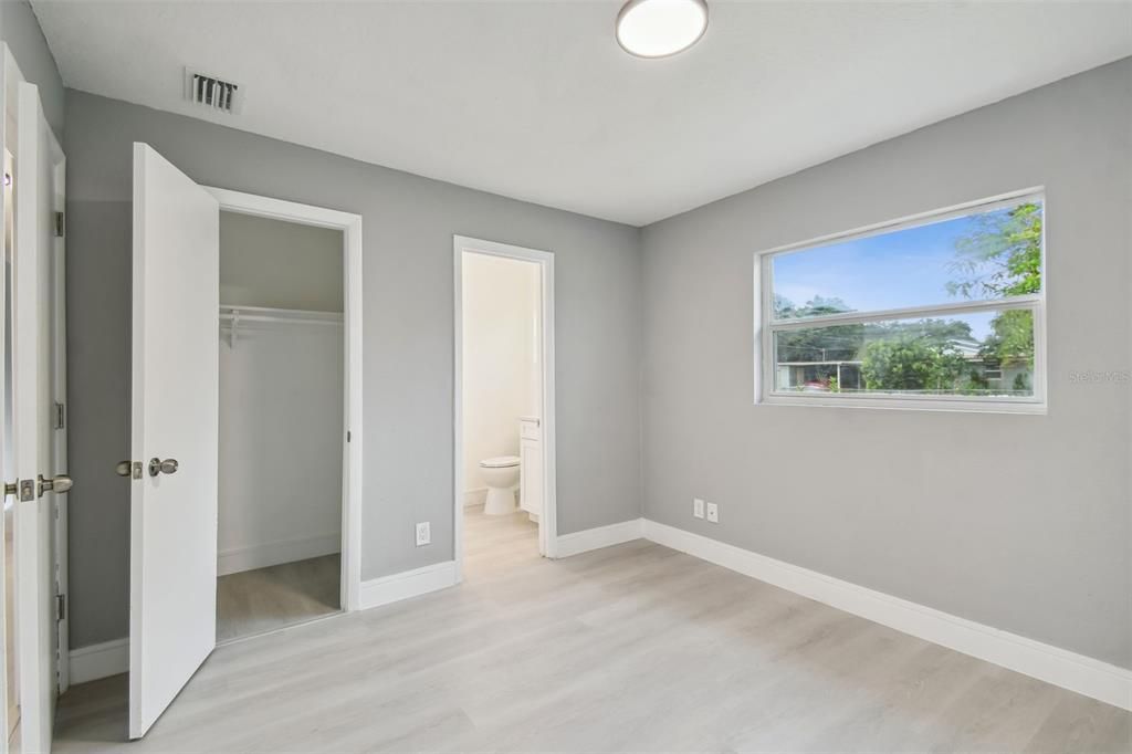 Active With Contract: $239,000 (4 beds, 1 baths, 1104 Square Feet)