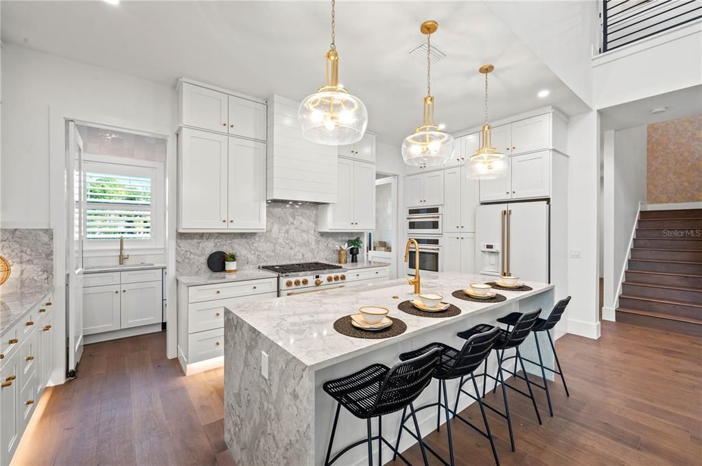 Active With Contract: $4,000,000 (4 beds, 4 baths, 3613 Square Feet)