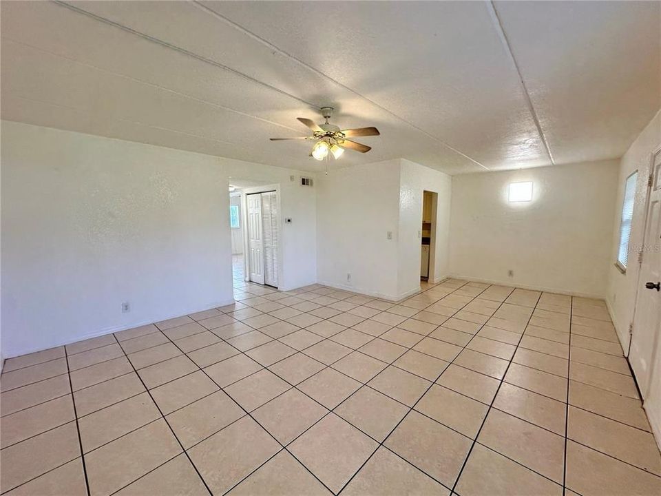 For Rent: $1,400 (2 beds, 1 baths, 825 Square Feet)