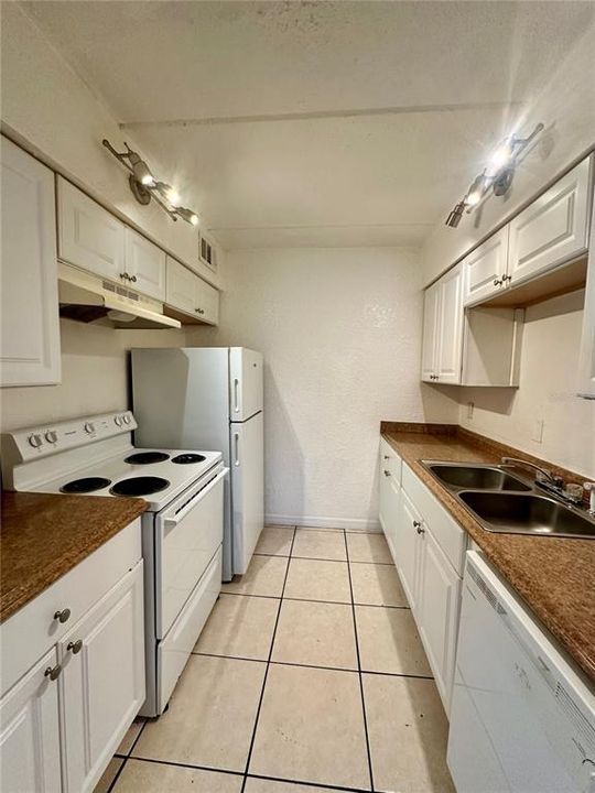 For Rent: $1,400 (2 beds, 1 baths, 825 Square Feet)