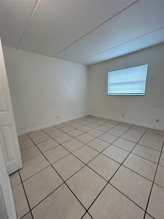 For Rent: $1,400 (2 beds, 1 baths, 825 Square Feet)